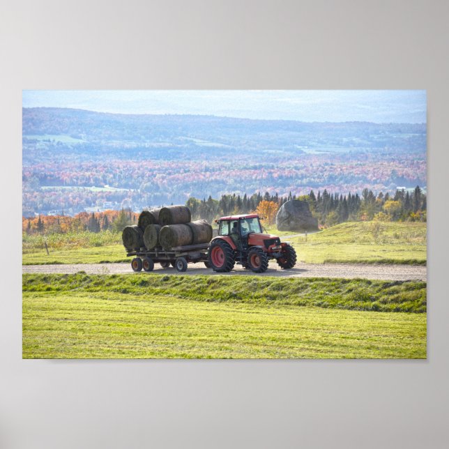 Vermont Tractor Hauling Hay Bales Poster (Framsidan)