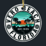 Vero Beach Florida Handflatan Träd Retro Sunset So Julgransprydnad Keramik<br><div class="desc">Vero Beach Florida Handflatan Träd Retro Sunset Souvenir Ceramic Ornament . Vero Beach Florida stränder. Den här vintagen är avsedd för surfning,  camping,  semesteråterdesign. Du kan ge som en julklapp till alla strand och strand älskare.</div>