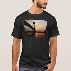 Verrazano Bridge vid gryning T Shirt