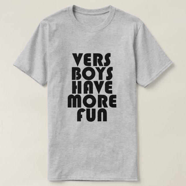 VERS BOYS HAR MER ROLIGT T-SHIRT (Design framsida)