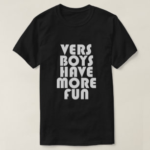VERS BOYS HAR MER ROLIGT T SHIRT