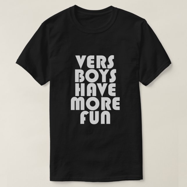 VERS BOYS HAR MER ROLIGT T SHIRT (Design framsida)