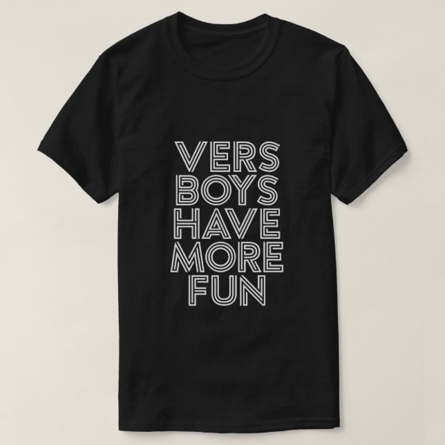 VERS BOYS HAR MER ROLIGT TEE SHIRT (Design framsida)