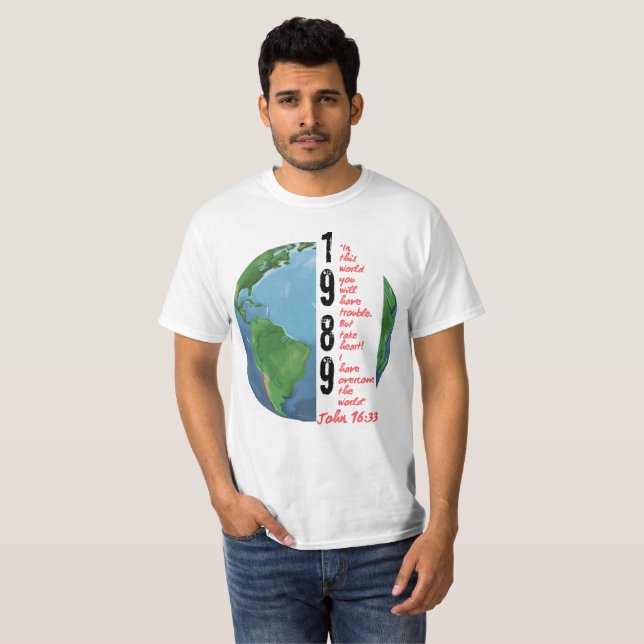 Vers Johannes 16:33 T Shirt (Hel framsida)