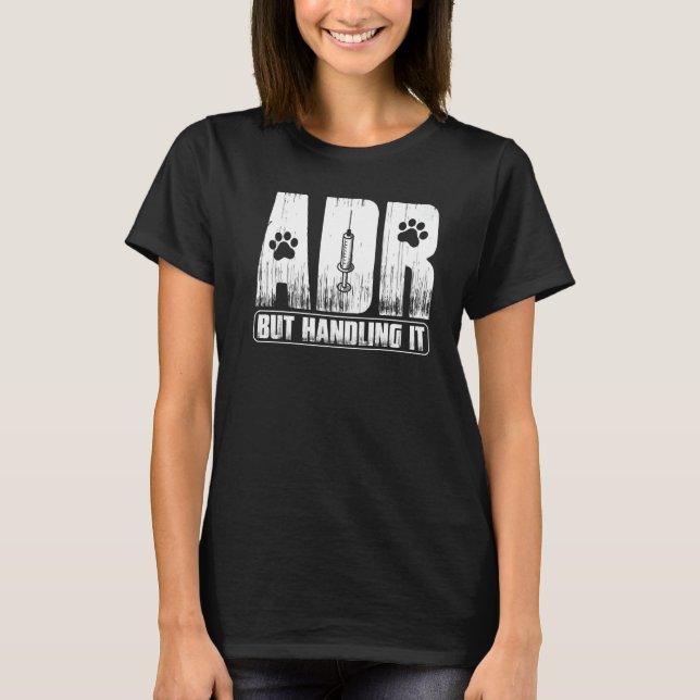 Vet Tech Funny Veterinary ADR, men att hantera det T Shirt (Framsida)