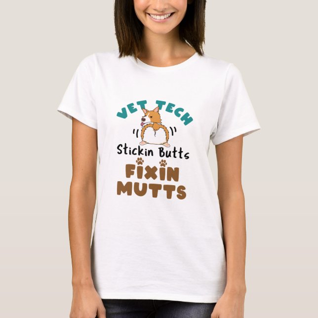 Vet Tech Stickin' Butts and Fixin' Mutts T Shirt (Framsida)
