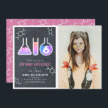 Vetenskapsexperiment, Chalkboard Girl Birthday Inbjudningar<br><div class="desc">Den här coolans "födelsedagsexperiment"-inbjudan till en födelsedagsfest med vetenskapliga bilder för flickor har en bakgrund med färgtavlor/svarta tavlor och ett provrör med en vit gräns som ram. Baksidan har en rosa bakgrund med molekyler mönster. Anpassa efter dina behov. Du hittar matchande produkter i min butik.</div>