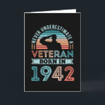 Veteran, född 1942, 80:e födelsedagen, militärgåva kort<br><div class="desc">Underskatta aldrig en veteran som föddes 1942. Idealisk 80:e födelsedagsgåva för en 80-årig amerikansk militär och soldat som befann sig i armén eller flottan. Retro är för manar,  kvinnor,  pappa på Fars dag.</div>
