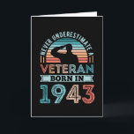 Veteran, född 1943, 80:e födelsedagen, militärgåva kort<br><div class="desc">Underskatta aldrig en veteran som föddes 1943. Idealisk 80:e födelsedagsgåva för en 80-årig amerikansk militär och soldat som befann sig i armén eller flottan. Retro är för manar,  kvinnor,  pappa på Fars dag.</div>
