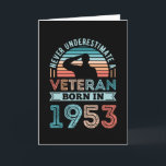 Veteran, född 1953, 70:e födelsedagen, militärgåva kort<br><div class="desc">Underskatta aldrig en veteran som föddes 1953. Idealisk 70:e födelsedagsgåva för en 70-årig amerikansk militär och soldat som befann sig i armén eller flottan. Retro är för manar,  kvinnor,  pappa på Fars dag.</div>