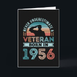 Veteran, född 1956, 70:e födelsedagen, militärgåva kort<br><div class="desc">Underskatta aldrig en veteran som föddes 1956. Idealisk 70:e födelsedagsgåva för en 70-årig amerikansk militär och soldat som befann sig i armén eller flottan. Retro är för manar,  kvinnor,  pappa på Fars dag.</div>