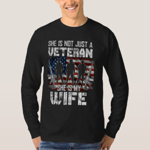 Veteran, hon är min amerikanska Flagga Veterans Da T Shirt