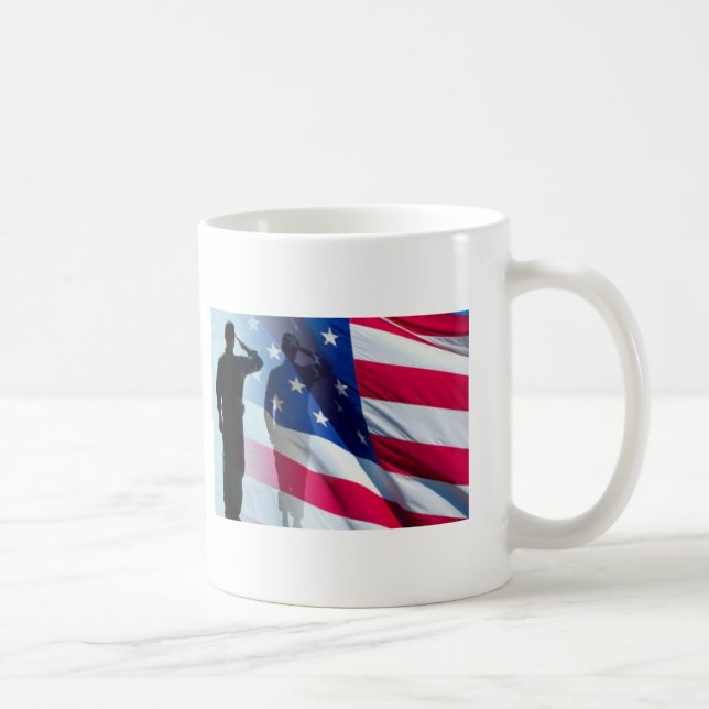 Veteran saluterar den patriotiska flagga kaffemugg (Höger)