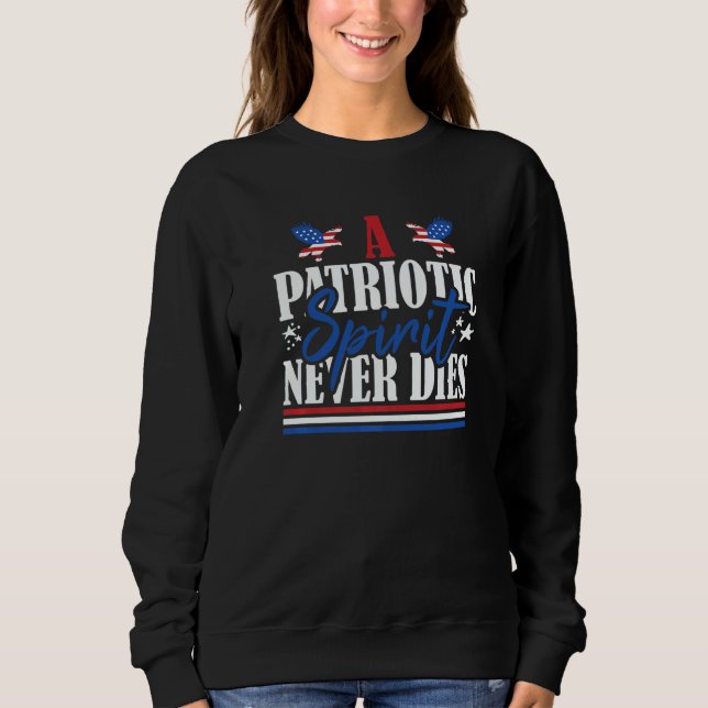 Veteran US Flag A Patriotic Spirit Never Dies   T Shirt (Framsida)