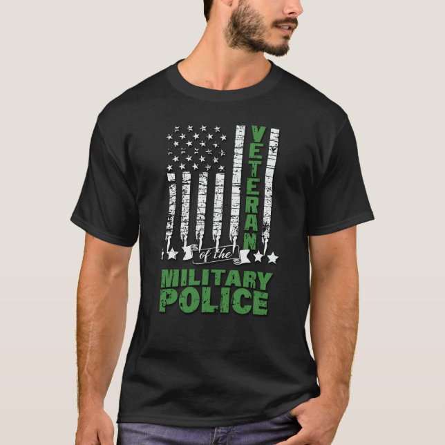 Veteran vid militärpolisen - US Flagga T Shirt (Framsida)