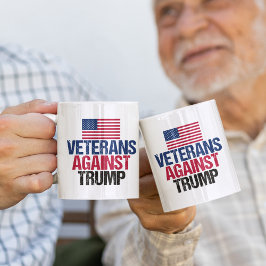 Veteraner mot trumpump kaffemugg