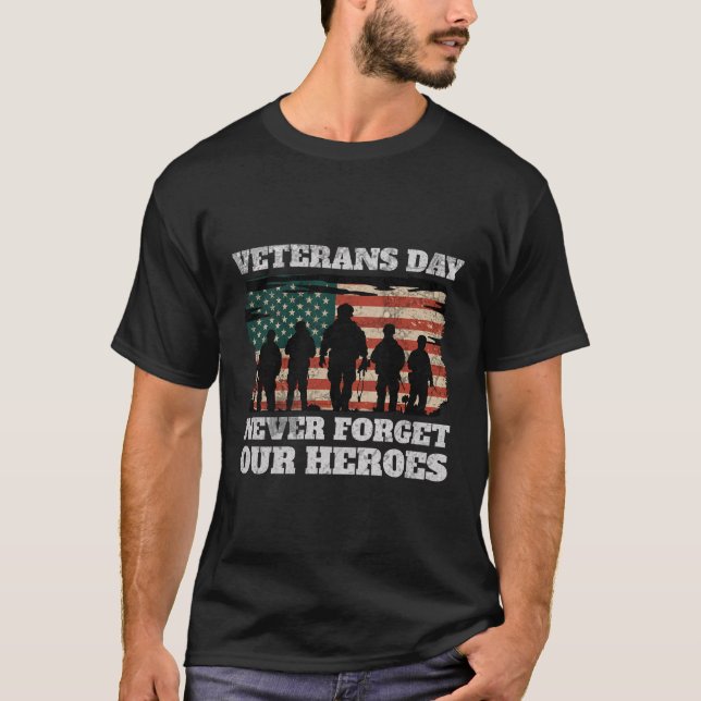 Veteranernas dag glömmer aldrig våra Heroes USA fl T Shirt (Framsida)