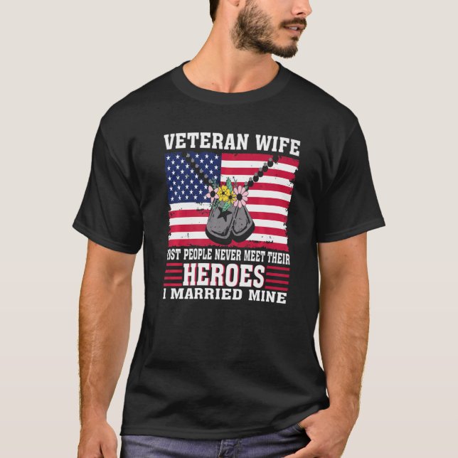 Veteranfrun gifte sig med sin Hero T Shirt (Framsida)