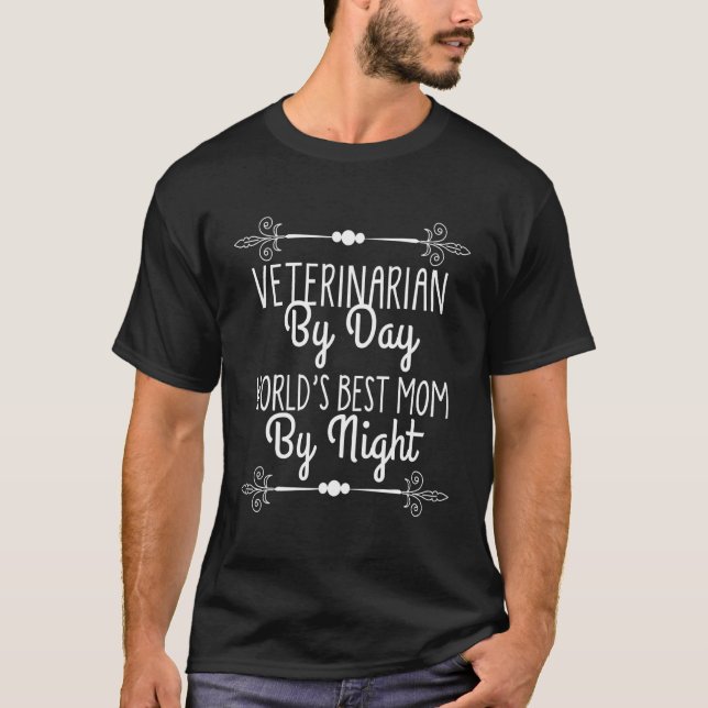 Veterinär efter dag världens bästa Mamma på natten T Shirt (Framsida)