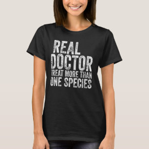 Veterinär Real Doktor behandlar mer än en art T Shirt