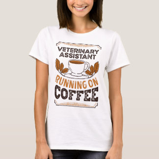 Veterinärassistent som arbetar med kaffekoffein Gi T Shirt