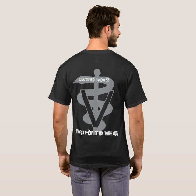 Veterinary Auktoriserad Badass - värd för Bära T Shirt (Hel baksida)