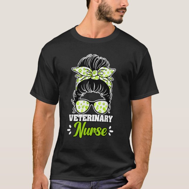 Veterinary Nurse Messy Bun For A Veterinary Medici T Shirt (Framsida)