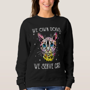 Vi äger hundar vi serverar katter Roligt kattmamma T Shirt