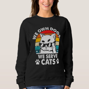 Vi äger hundar vi serverar katter Roligt kattmamma T Shirt