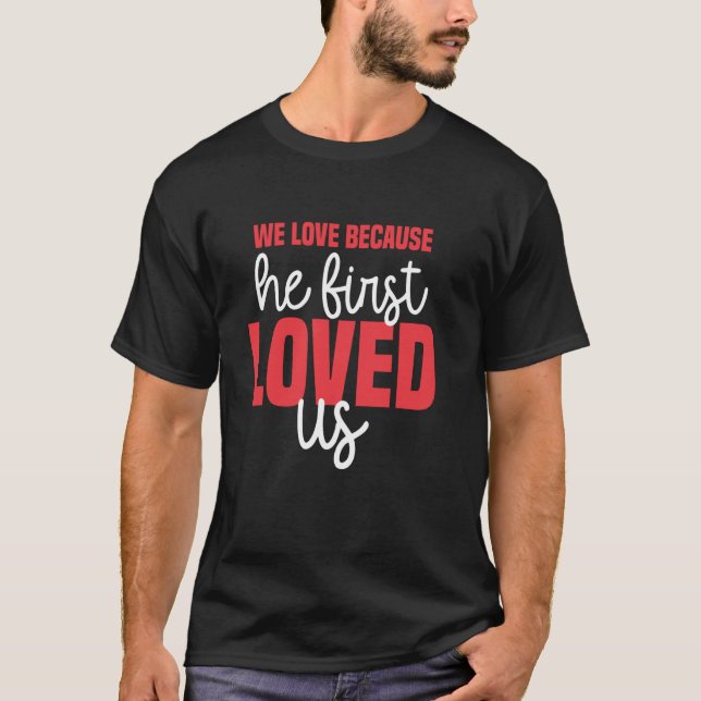 Vi älskar eftersom han först älskade oss Gud Jesus T Shirt (Framsida)
