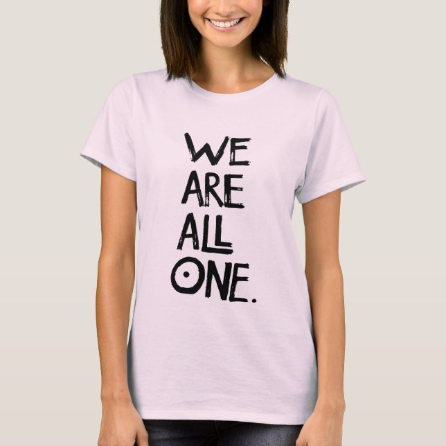 VI ÄR ALLA ETT-Dam Organic Tee (Passande) Shirt (Framsida)