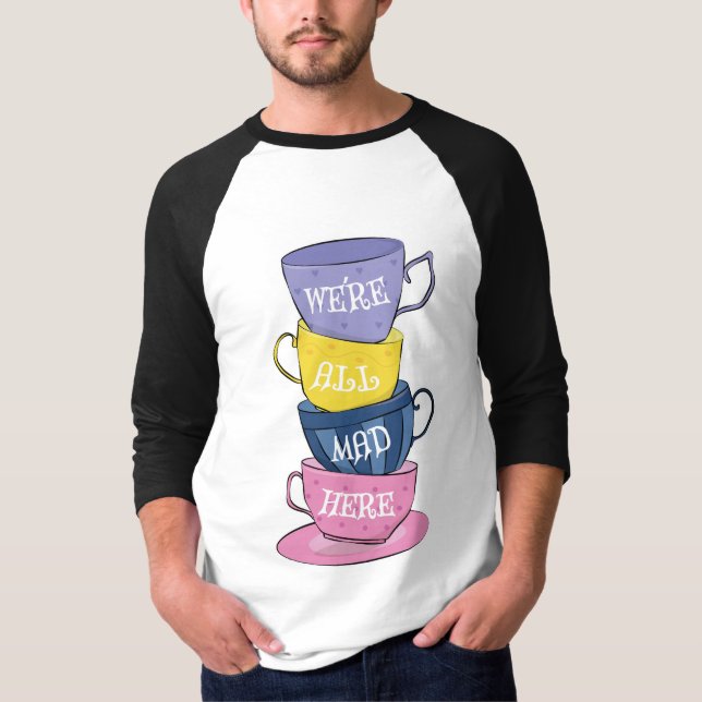 Vi är alla här - Mad Tea Party Kopp T Shirt (Framsida)