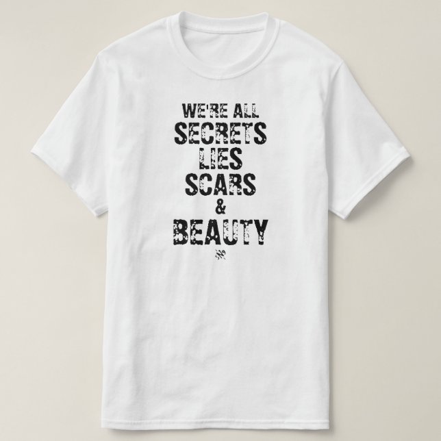Vi är alla hemligheter, lögner ärr och skönhet t shirt (Design framsida)
