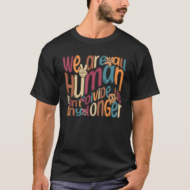 Vi är alla människor som inte delar oss längre 1 t shirt (Framsida)