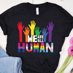 Vi är alla mänskliga hbt-pride-regnbåge i händer T T Shirt<br><div class="desc">Ett vackert och färgstarkt LGBTQ-pride t-shirt med en illustration av regnbåge-färgad händer med citatet "Vi är alla människor". Med den här gay pride-medvetandehöjande T-shirt-skjortan kan du sprida lite jämlikhet och visa världen att du är en stolt medlem i HBT-gruppen.</div>