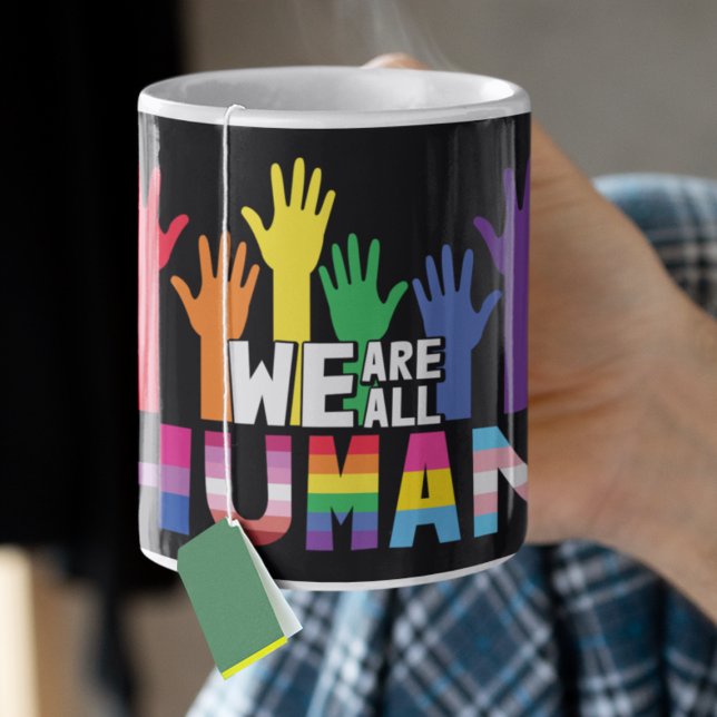 Vi är alla mänskliga regnbåge händer kaffemugg (Skapare uppladdad)