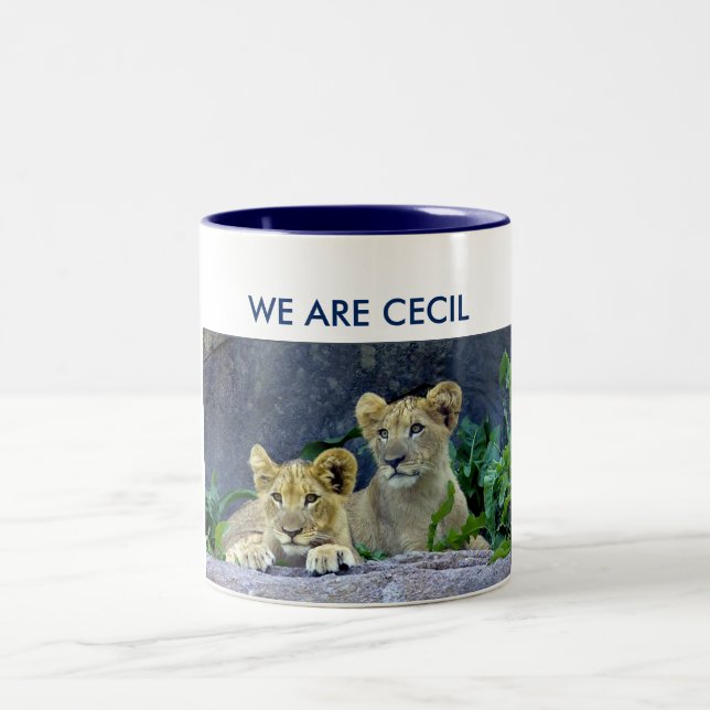 Vi Är Cecil Cecils Lejonungar Två-Tonad Mugg (Center)