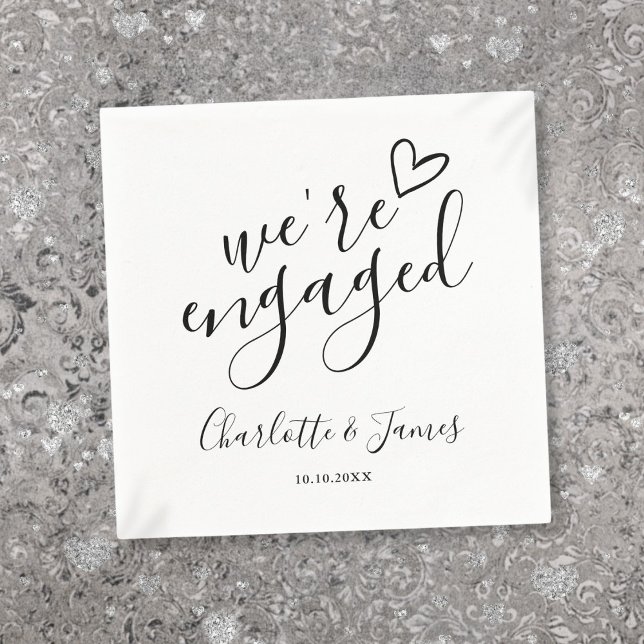 Vi är engagerade i Förlovningsfest Black and White Pappersservett (We're Engaged Engagement Party Black And White Napkins)