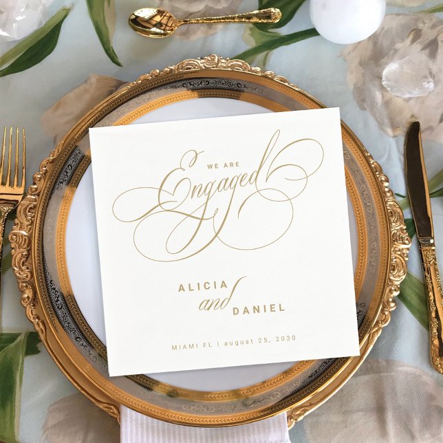 Vi är engagerade i förlovningsfesten guld pappersservett (Skapare uppladdad)