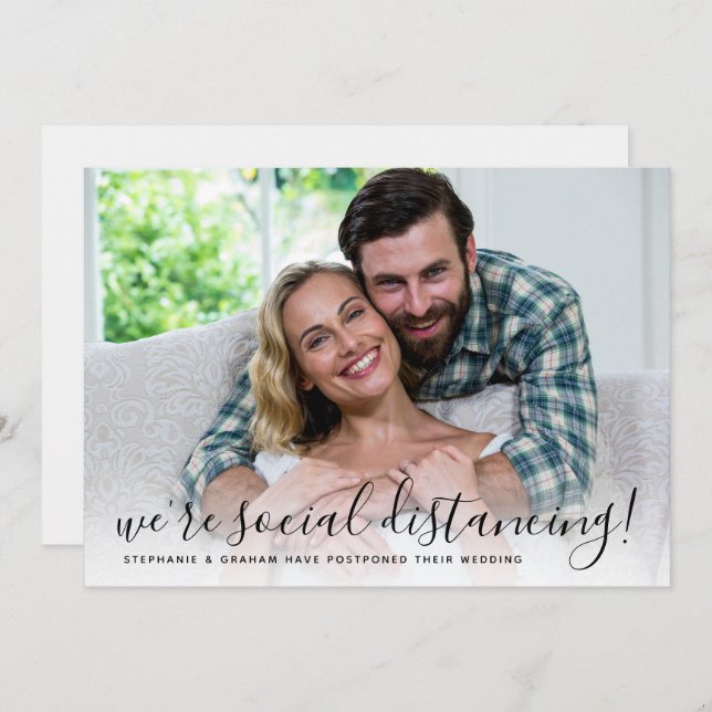 Vi är ett par som har fått skjuta upp bröllopet på inbjudningar (Fram/baksida)