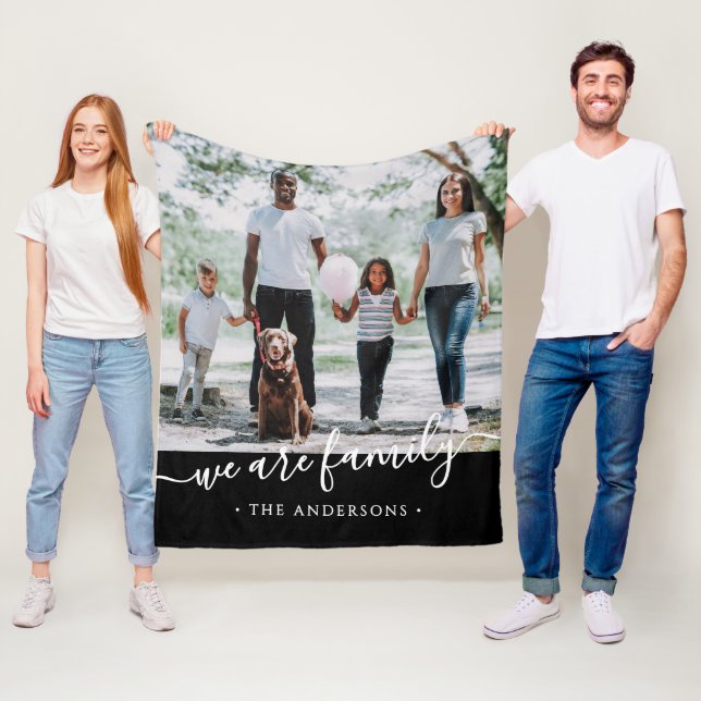 Vi Är Familj Elegant Skript Foto & Namn Fleecefilt (På plats)