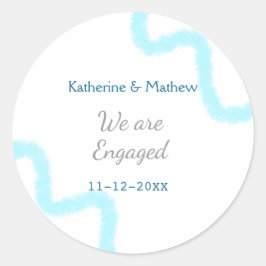 Vi är förlovade blågrå akvarellspiral stilfull runt klistermärke