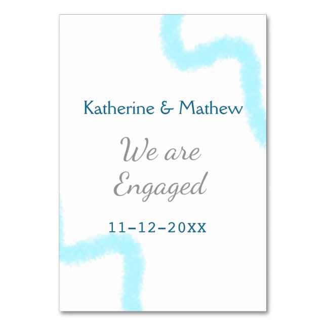 Vi är förlovade blågrå akvarellspiral stilfullt bordsnummer (Framsidan)