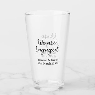 Vi är förlovade namn datum calligraphystylish glaskopp