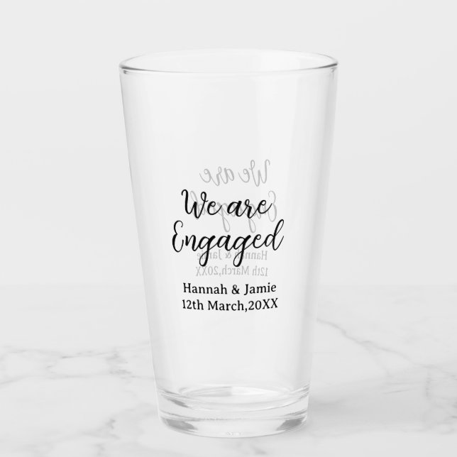 Vi är förlovade namn datum calligraphystylish glaskopp (Framsida)