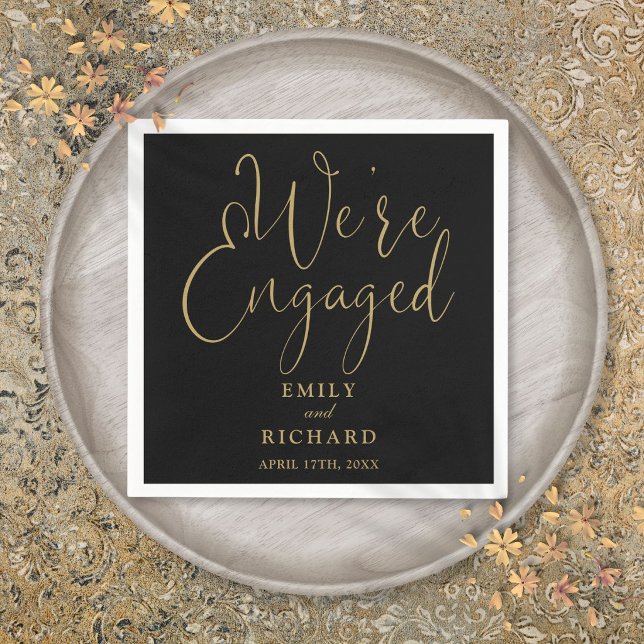Vi är förlovade Svart och guld Förlovningsfest  Pappersservett (We're Engaged Black And Gold Engagement Party Napkins)