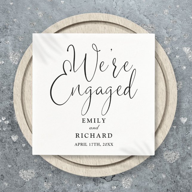 Vi är förlovade Svart och vit förlovningsfest  Pappersservett (We're Engaged Black And White Engagement Party Napkins)