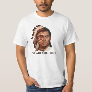 Vi Är Fortfarande Här – Urfolksdagen Design T Shirt