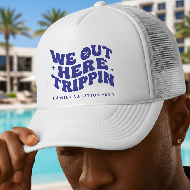 Vi är härute på en rolig tripp Familjens roliga se Keps (We Out Here Trippin Funny Trip Family Vacation Trucker Hat
)