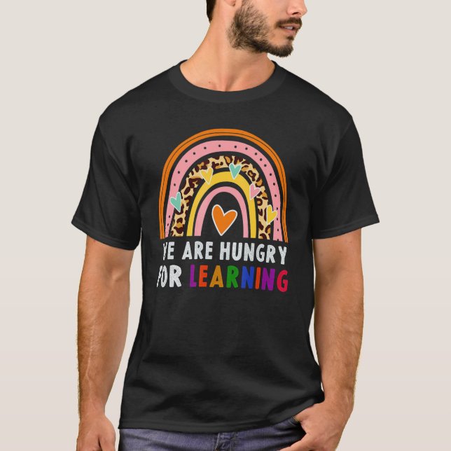 Vi är hungriga efter att lära Rainbow Caterpillar  T Shirt (Framsida)